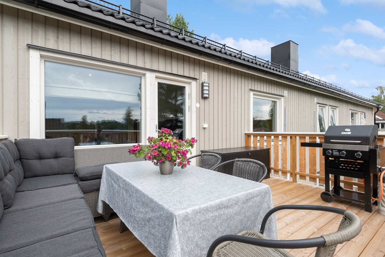 Bygget har også fått nytt yttertak og ny dør til hovedinngangen Galleribilde