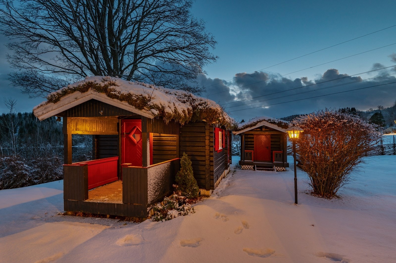 På eiendommen ligger det også to historiske og koselige småhus. Galleribilde