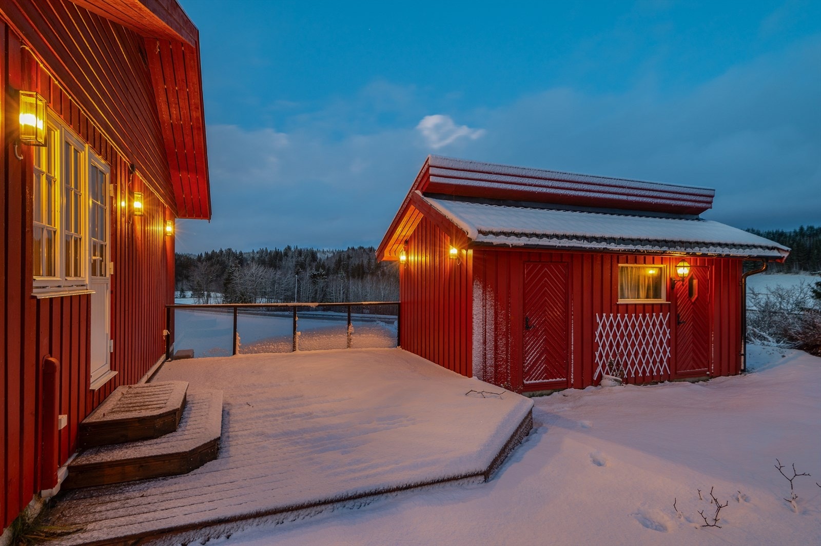 Bak boligen er det etablert en koselig grillplass og en romslig utebod på 15 kvm. Galleribilde
