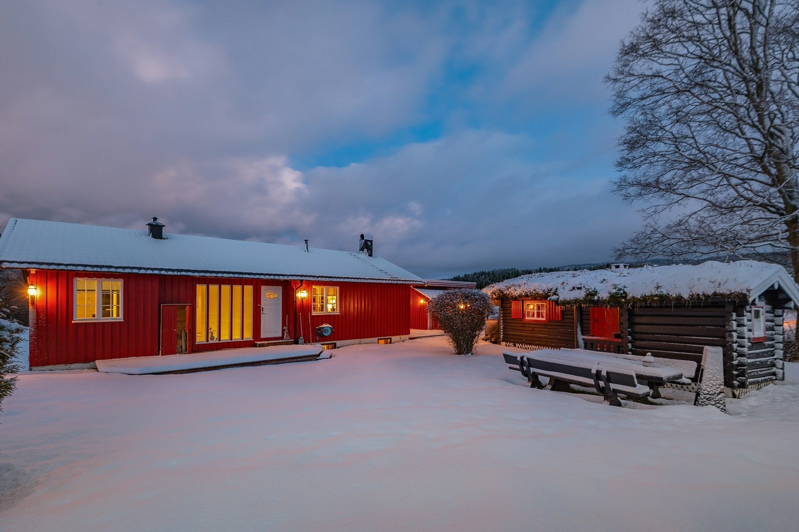 Tomten strekker seg over hele 3 017 kvm med pent opparbeidede utearealer og meget gode solforhold. Galleribilde