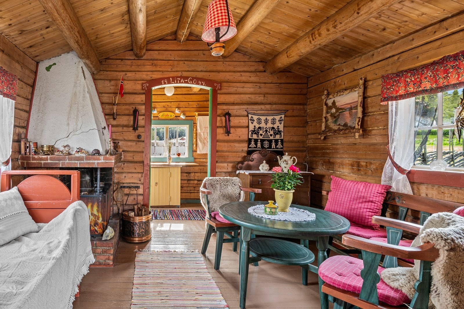 Her er tregulv, yttervegger i laftet tømmer og torvtak. Galleribilde