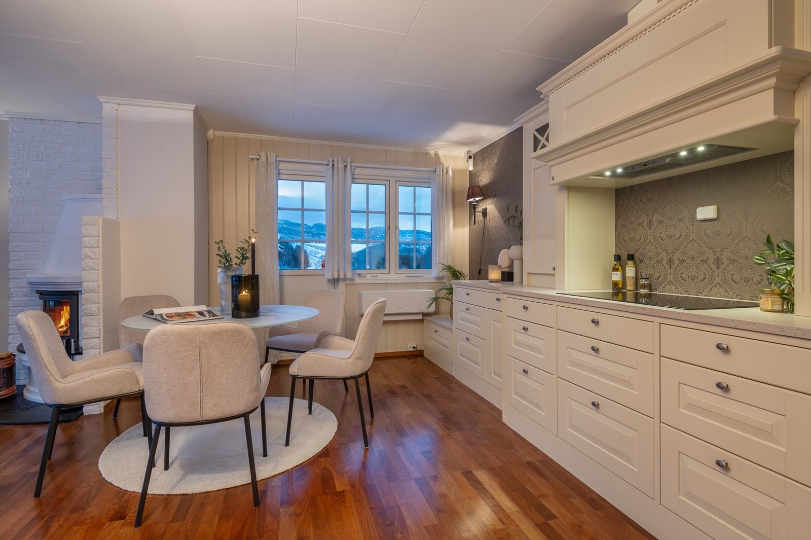 Fra kjøkkenet har du adkomst til terrasse øst-vendt terrasse hvor du kan nyte morgensolen. Terrassen er vurdert til TG1 av takstmann. Galleribilde