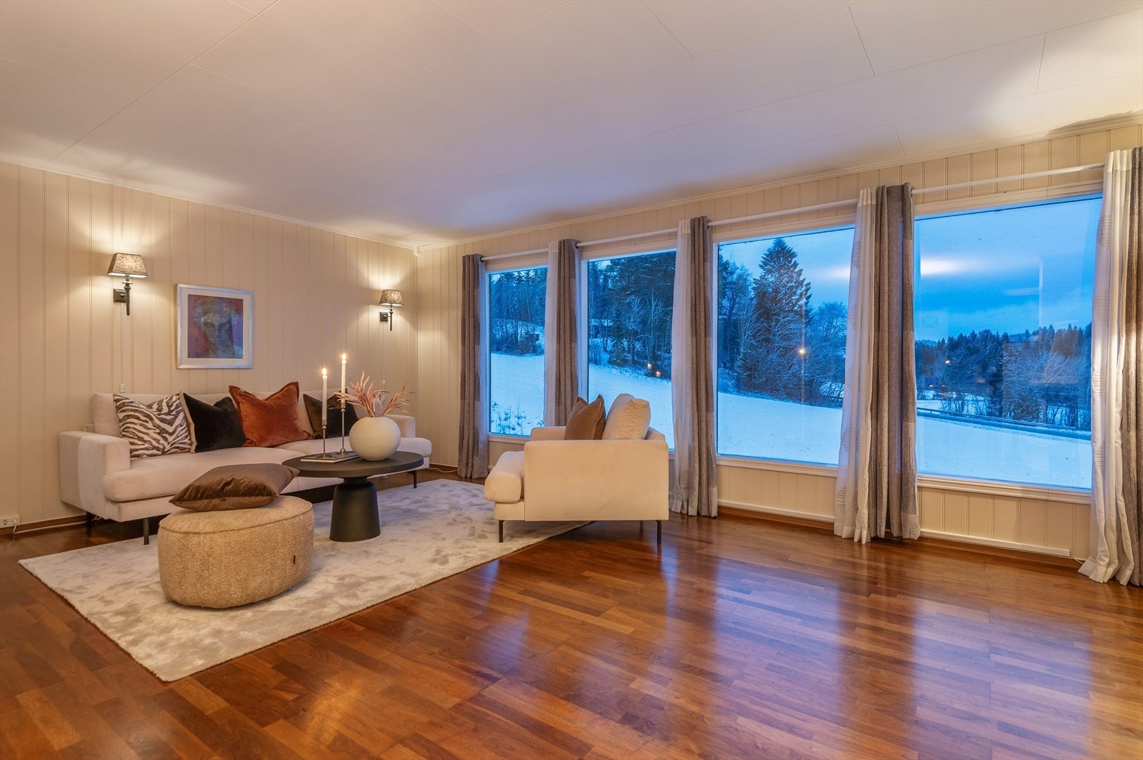 På kjøkkenet er det installert varmepumpe for effektiv og energibesparende oppvarming. Pumpen er fra 2023. Galleribilde