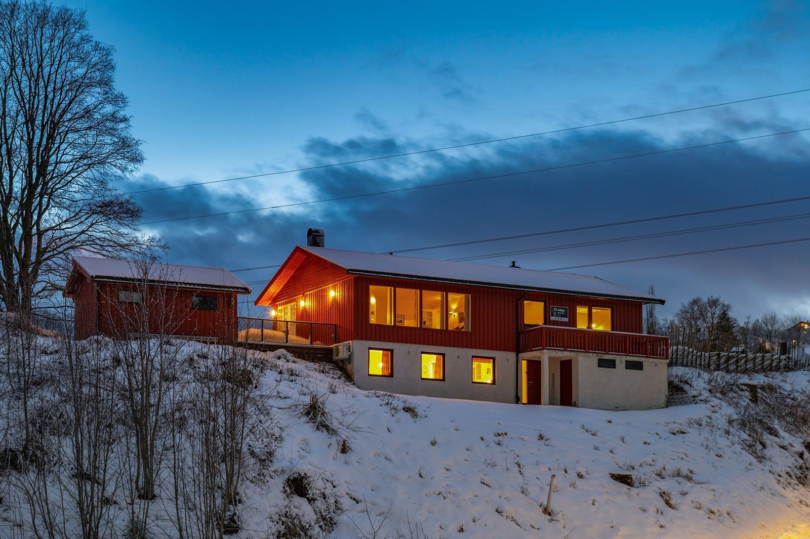 Takrenner, nedløp og øvrige beslag på taket er i metall, nytt i 2012 og vurdert til TG1 av takstmann. Galleribilde