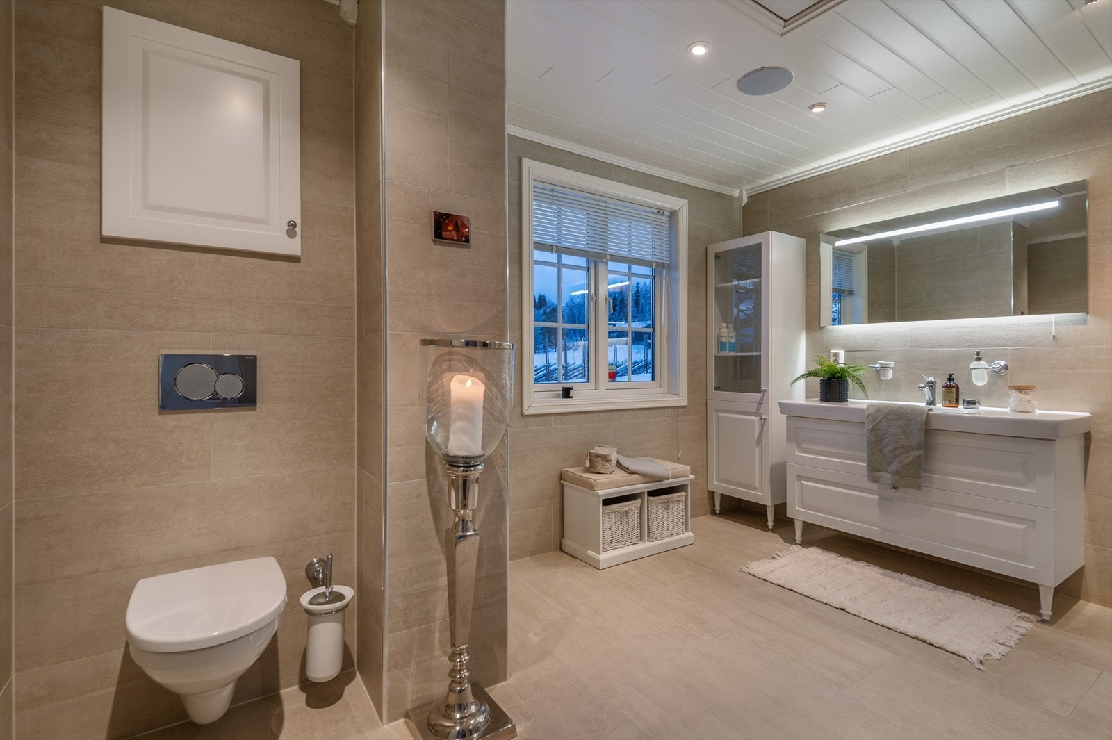 Badet i hovedetasjen måler hele 12,5 kvm og er oppgradert i 2015. Galleribilde