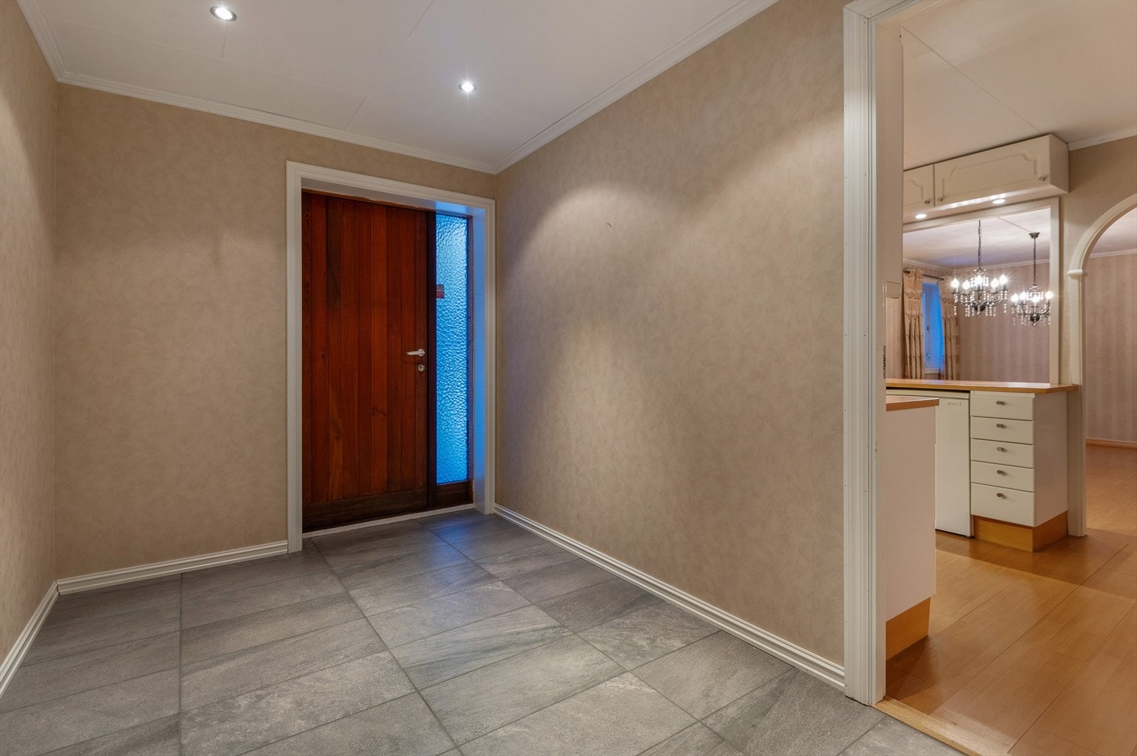 I sokkeletasjen som strekker seg over 89 kvm er det en leilighet med egen inngang, kjøkken, stue, romslig soverom og bad. Galleribilde