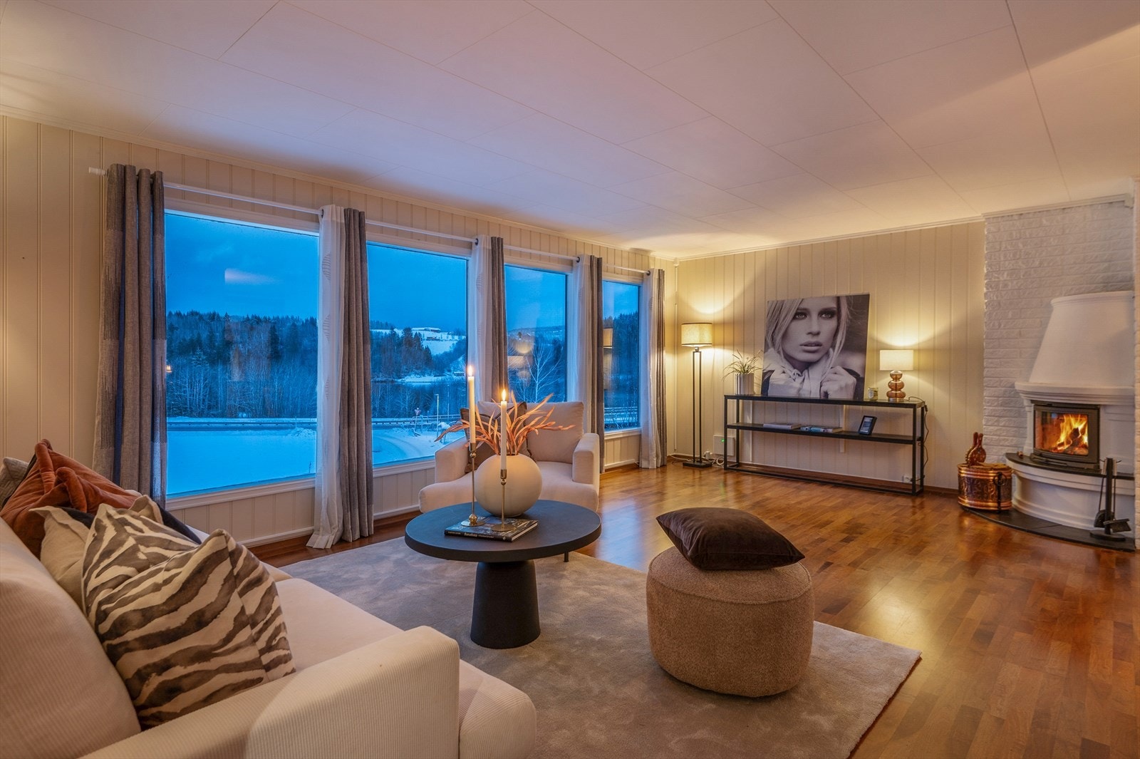 Stuen i hovedetasjen strekker seg over 27 kvm og byr på en rekke møbleringsmuligheter. Galleribilde