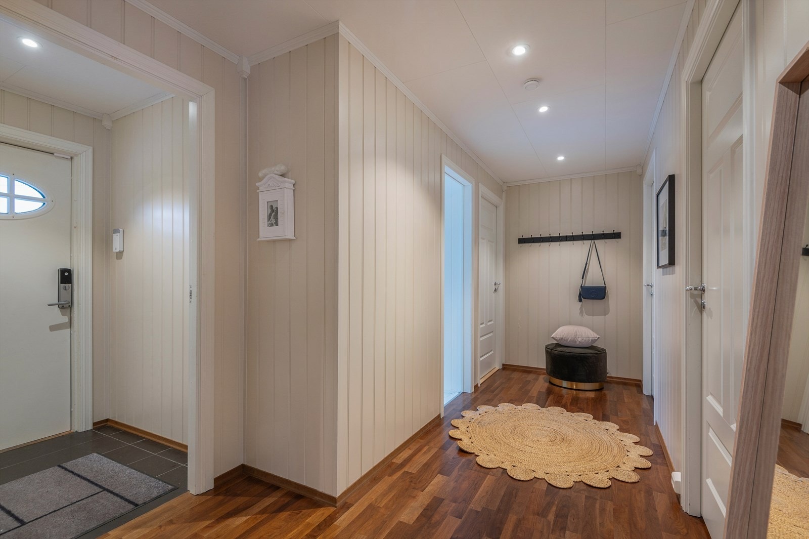 Inngangspartiet består av vindfang og gang på til sammen 10 kvm. Her er det rikelig med plass til oppbevaring av sko og yttertøy. Galleribilde