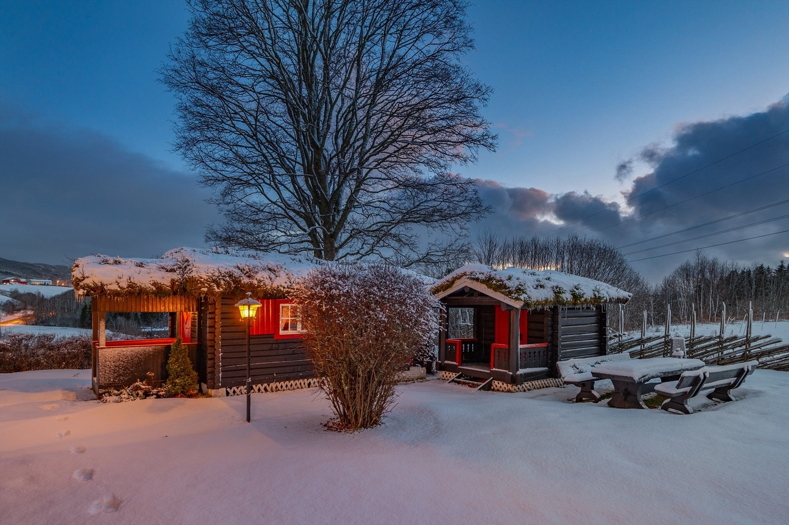 Foran inngangsdøren er det et koselig tun, samt etablert markterrasse som er vurdert til TG1 av takstmann. Galleribilde