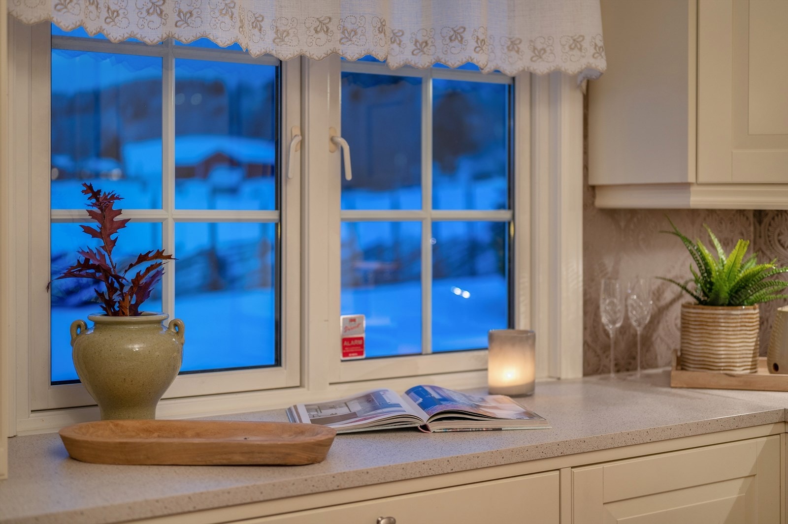 På gulvet er det lagt parkett, på vegg er det tapet og takess i himling. Overflatene er vurdert til TG1 av takstmann. Galleribilde