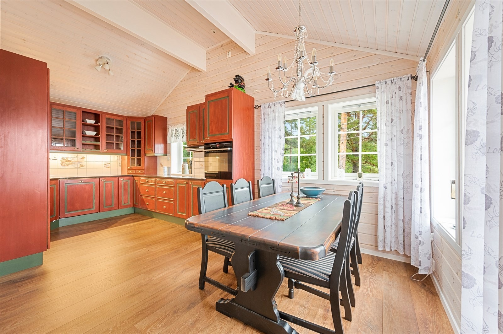 God plass til spisestue ved kjøkkenet. Galleribilde