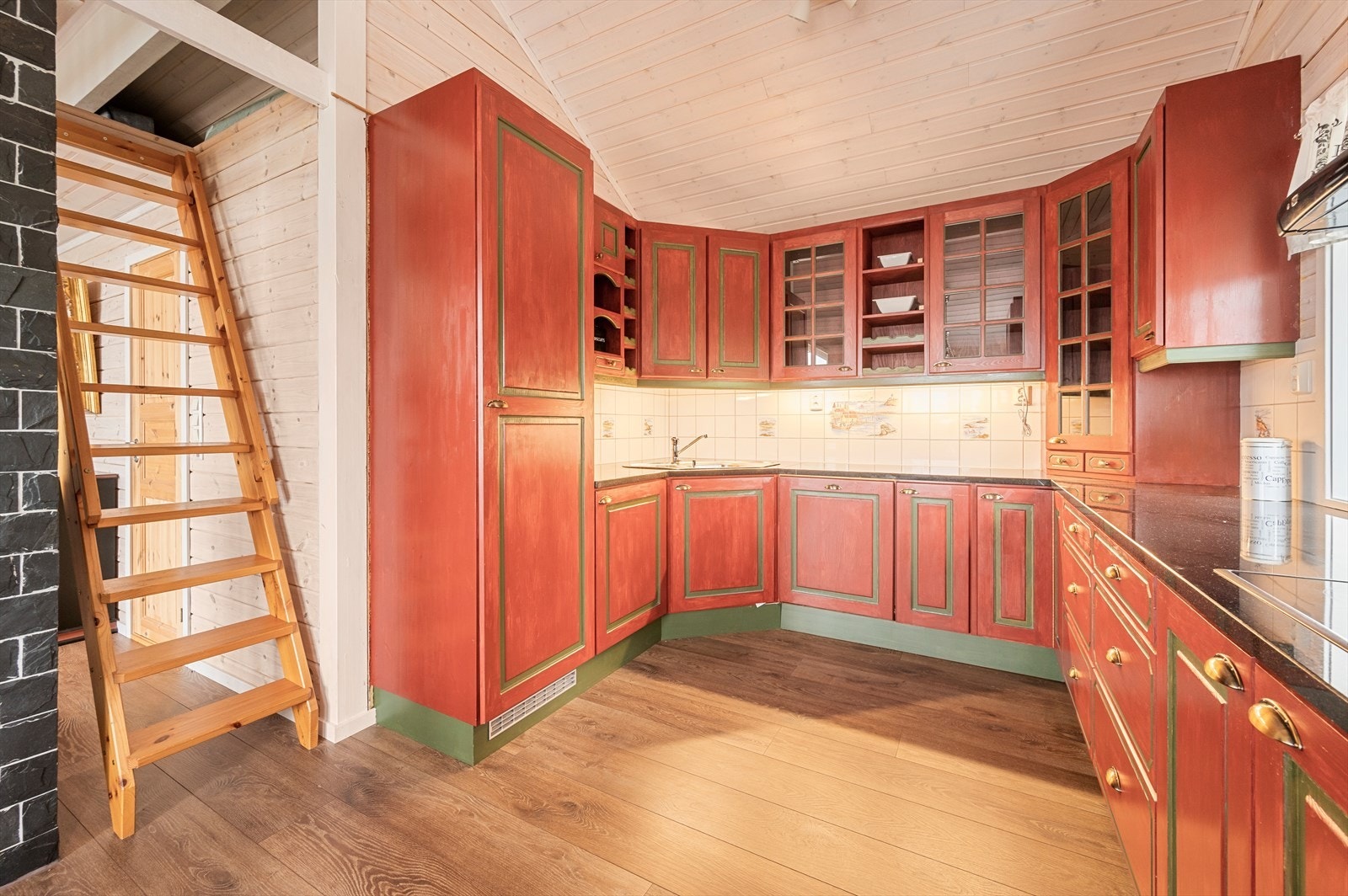 Integrert kjøleskap, stekeovn, platetopp og oppvaskmaskin. Galleribilde