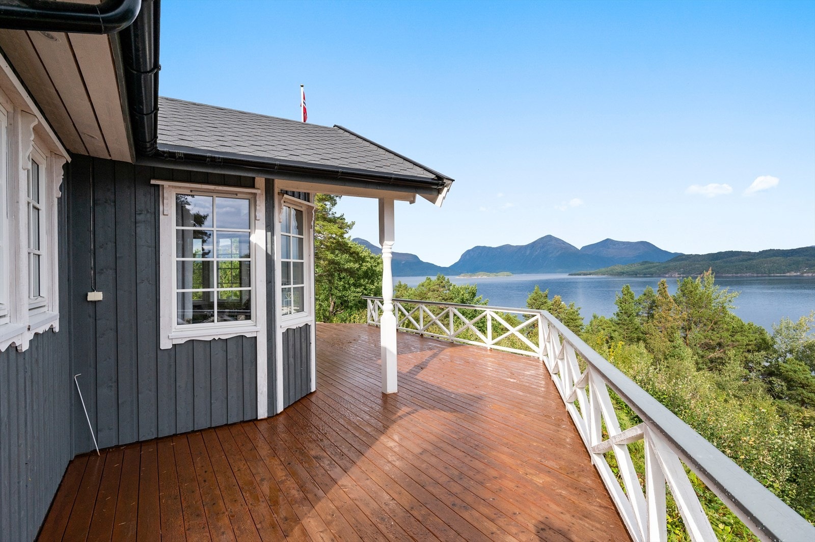 En nyere fritidsbolig som ligger usjenert til med flotte sol- og utsiktsforhold. Galleribilde