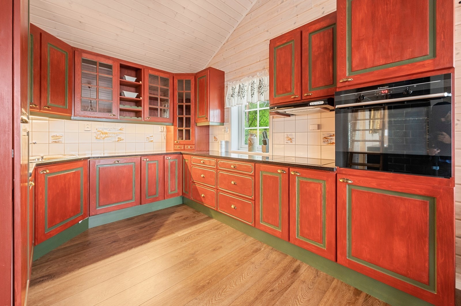 Kjøkkeninnredning i tre med profilerte fronter. Galleribilde