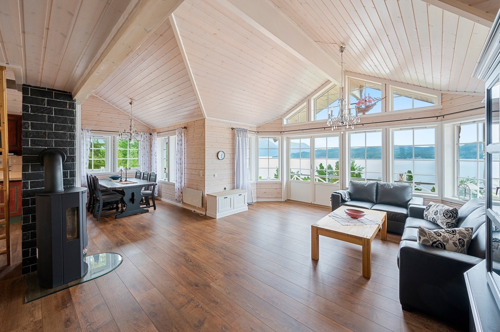 Vedovn og panelovner på stue, i tillegg er det ekstra takhøyde som gir en god romfølelse. Galleribilde