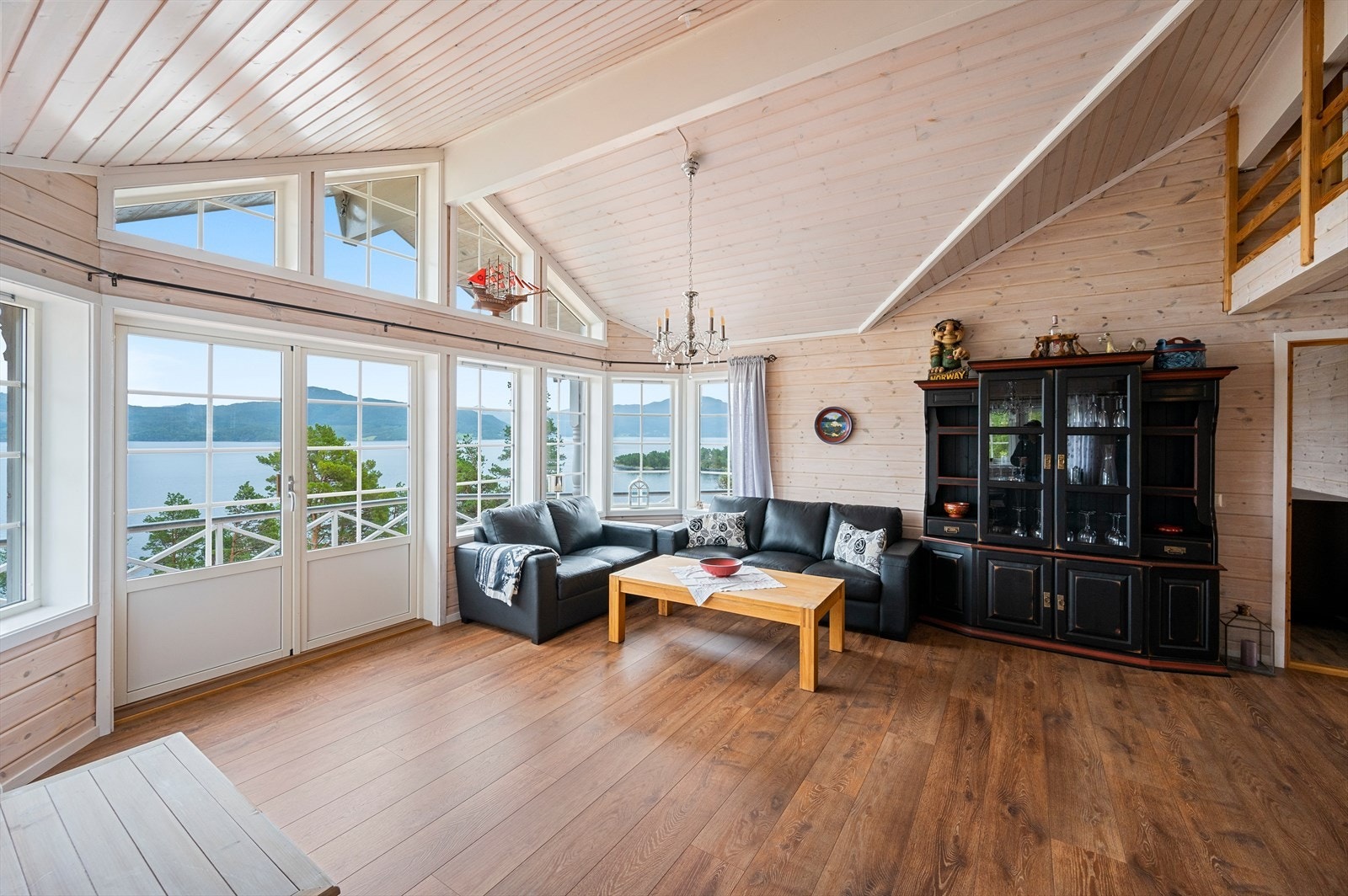 Utgang fra stue til stor terrasse. Galleribilde