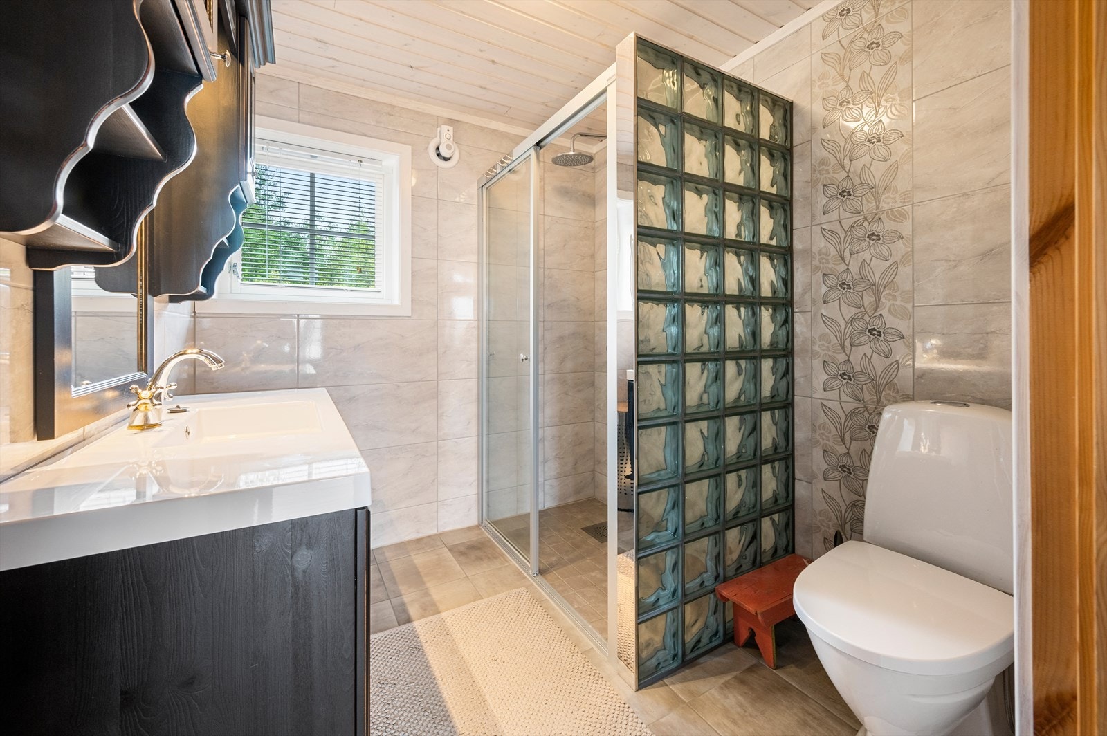 Flislagt bad med varmekabler i gulv, servant, dusjhjørne og WC. Galleribilde