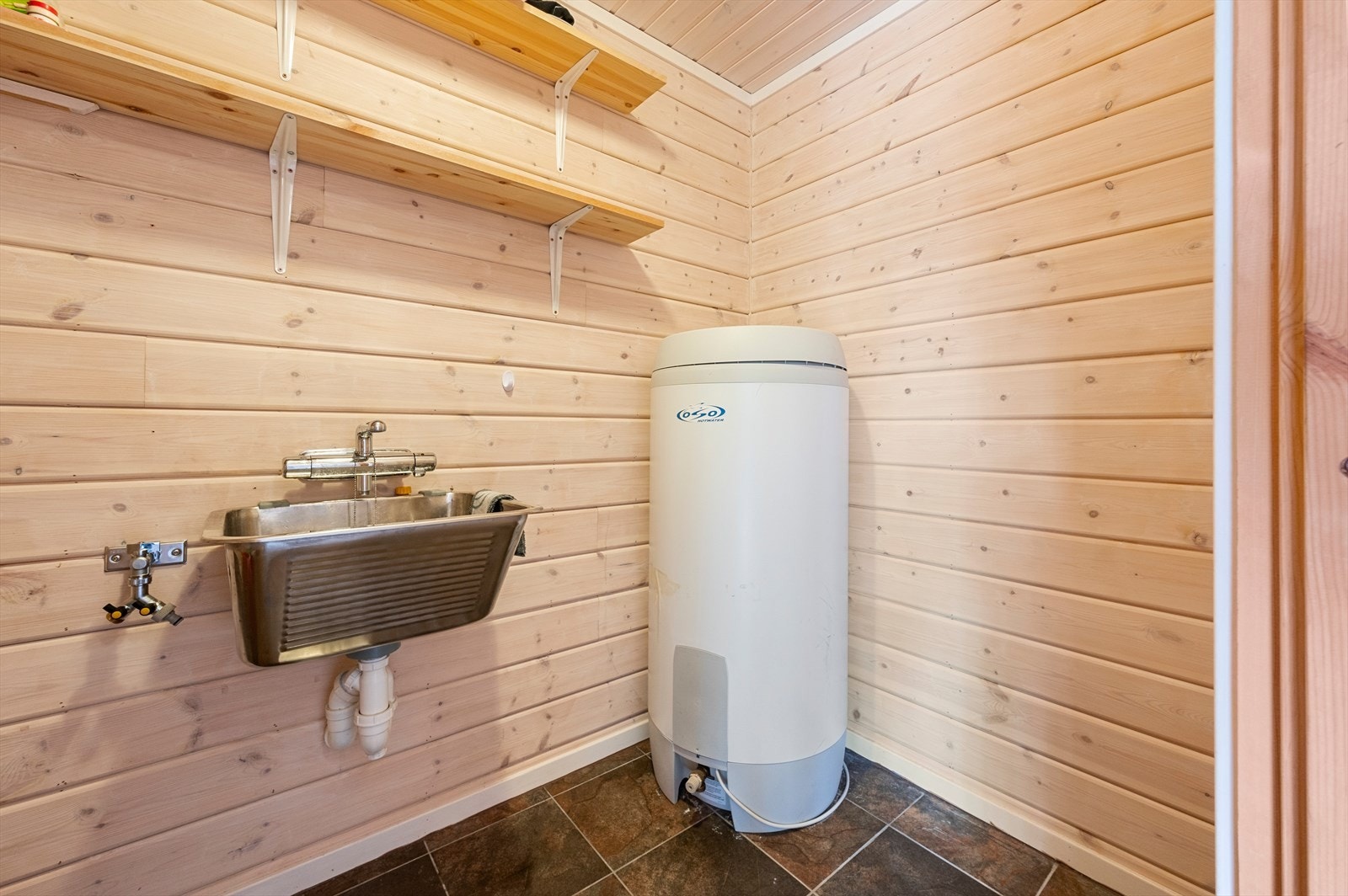 Vaskerom med utslagsvask og varmtvannsbereder. Galleribilde