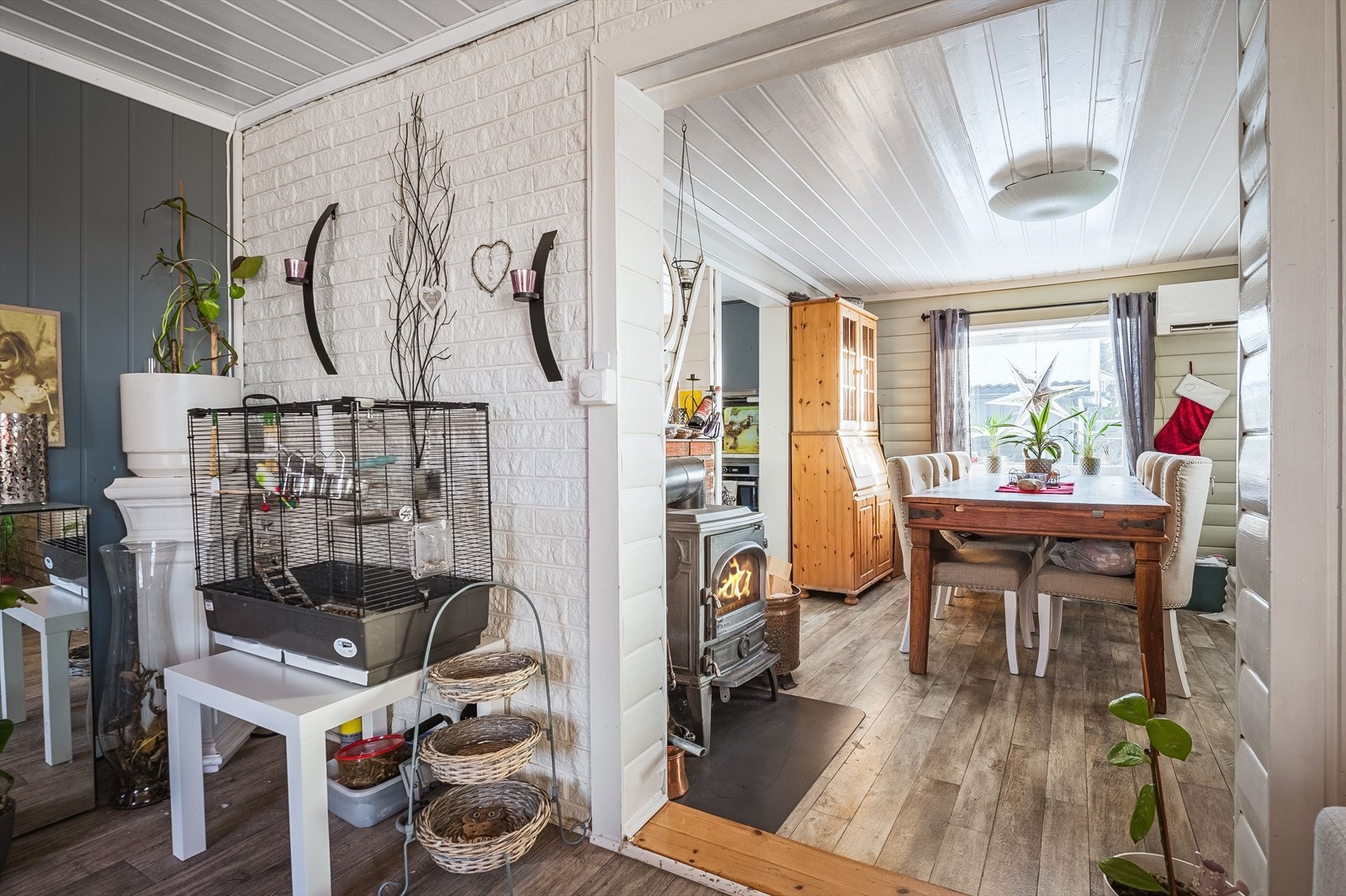 På spisestua er det plass til en stor spisegruppe. Galleribilde