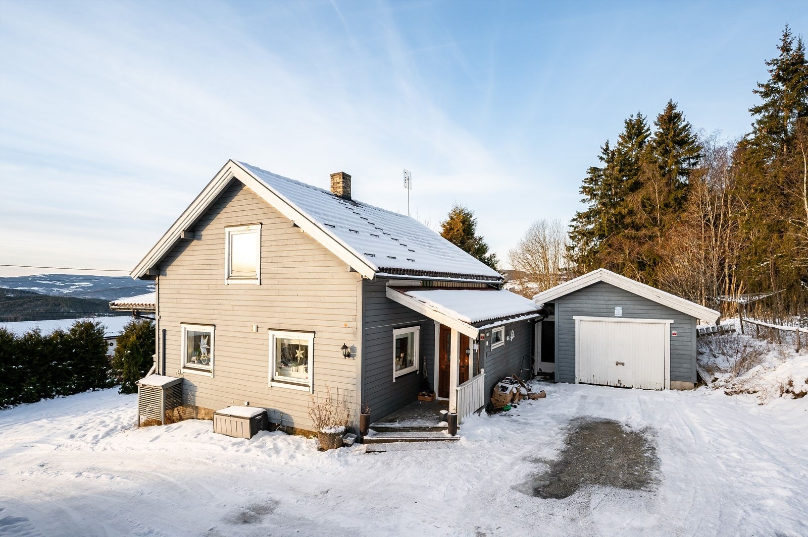 Det er en enkel garasje på eiendommen. Galleribilde