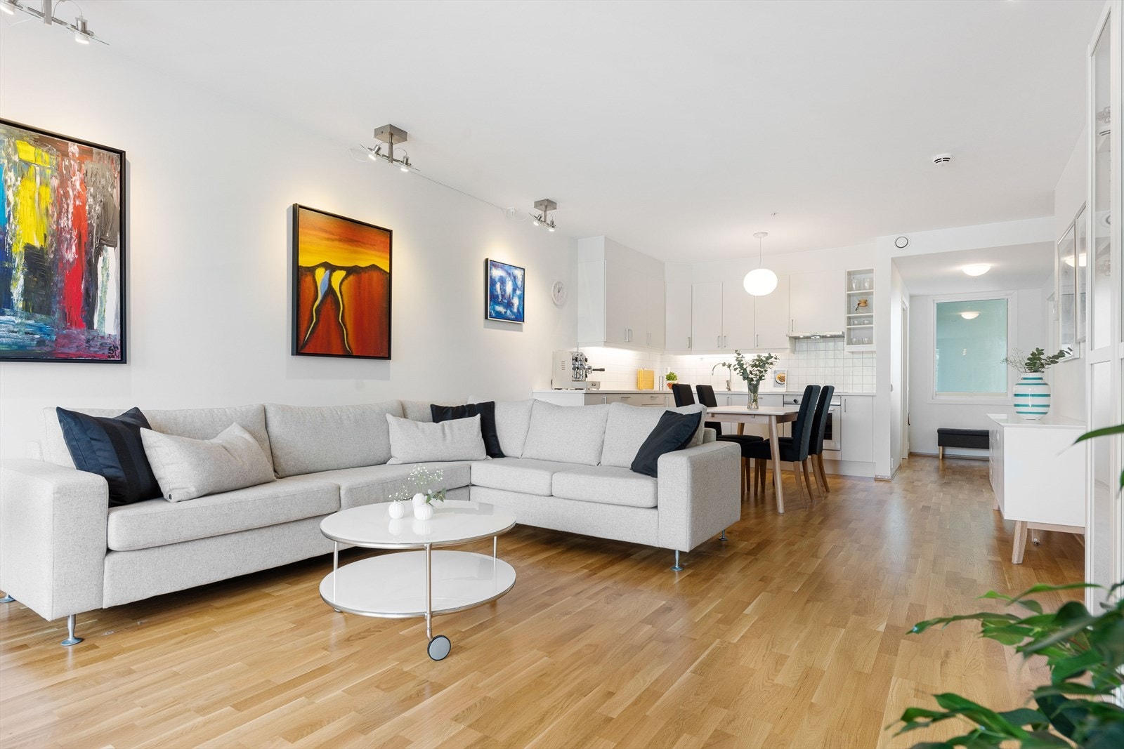 Velkommen inn i en lekker 3-roms leilighet som ligger i byggets 3.etasje. Galleribilde