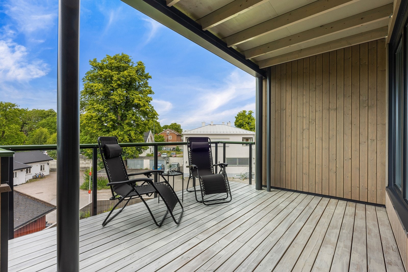 Balkongen har en vestvendt beliggenhet som sikrer gode solforhold. Godt med plass for møblering på balkong. Galleribilde