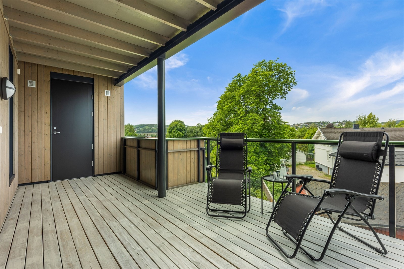 Flott balkong med fin utsikt og flotte solforhold. Egen bod på balkong. Galleribilde