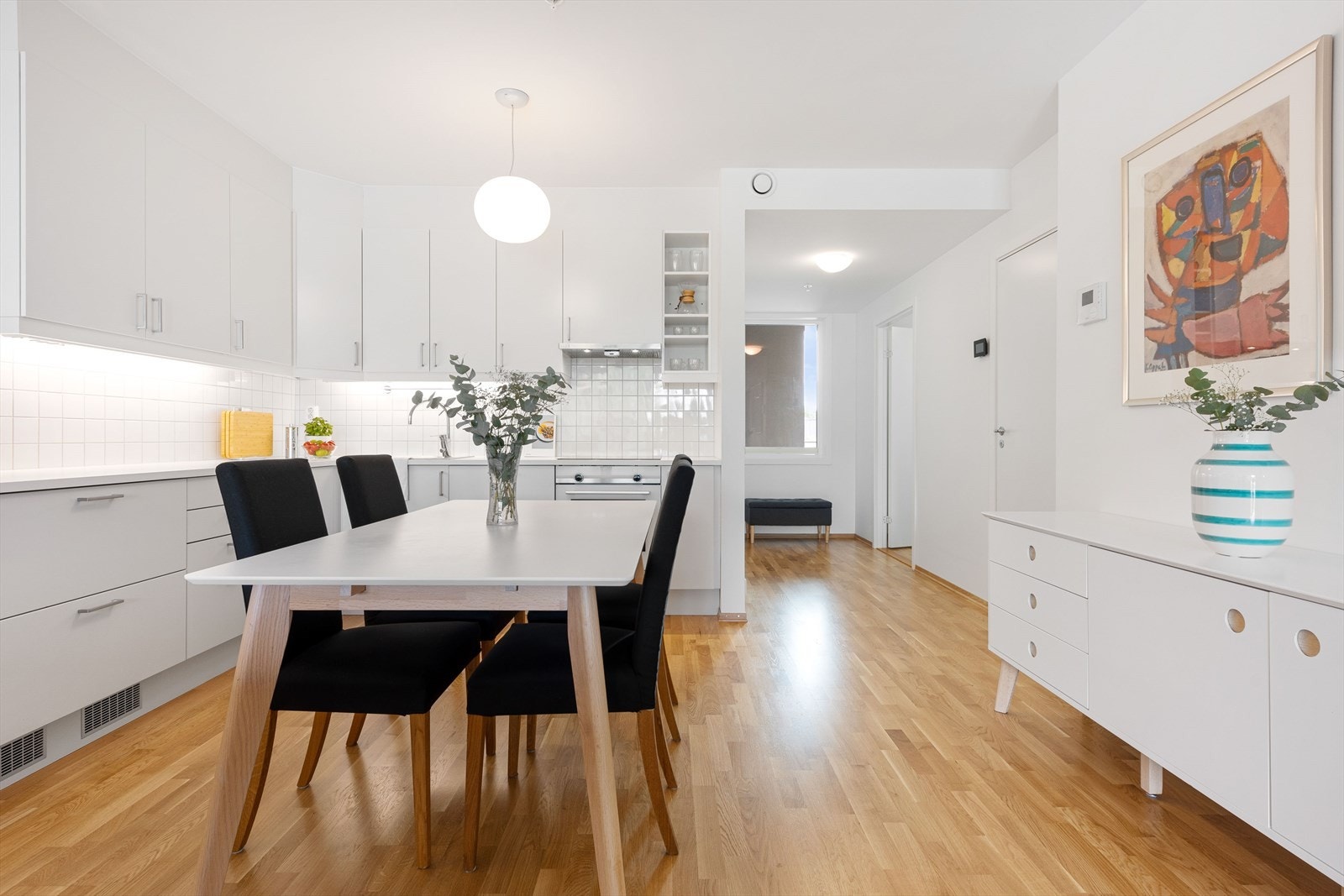 God plass på kjøkkenet for matlaging og spisebord. Galleribilde