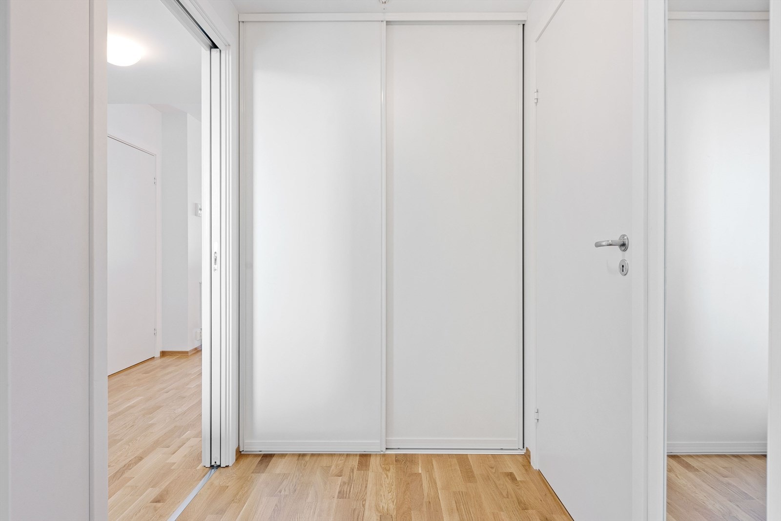 Praktisk garderobeskp plassert ved entré. Galleribilde