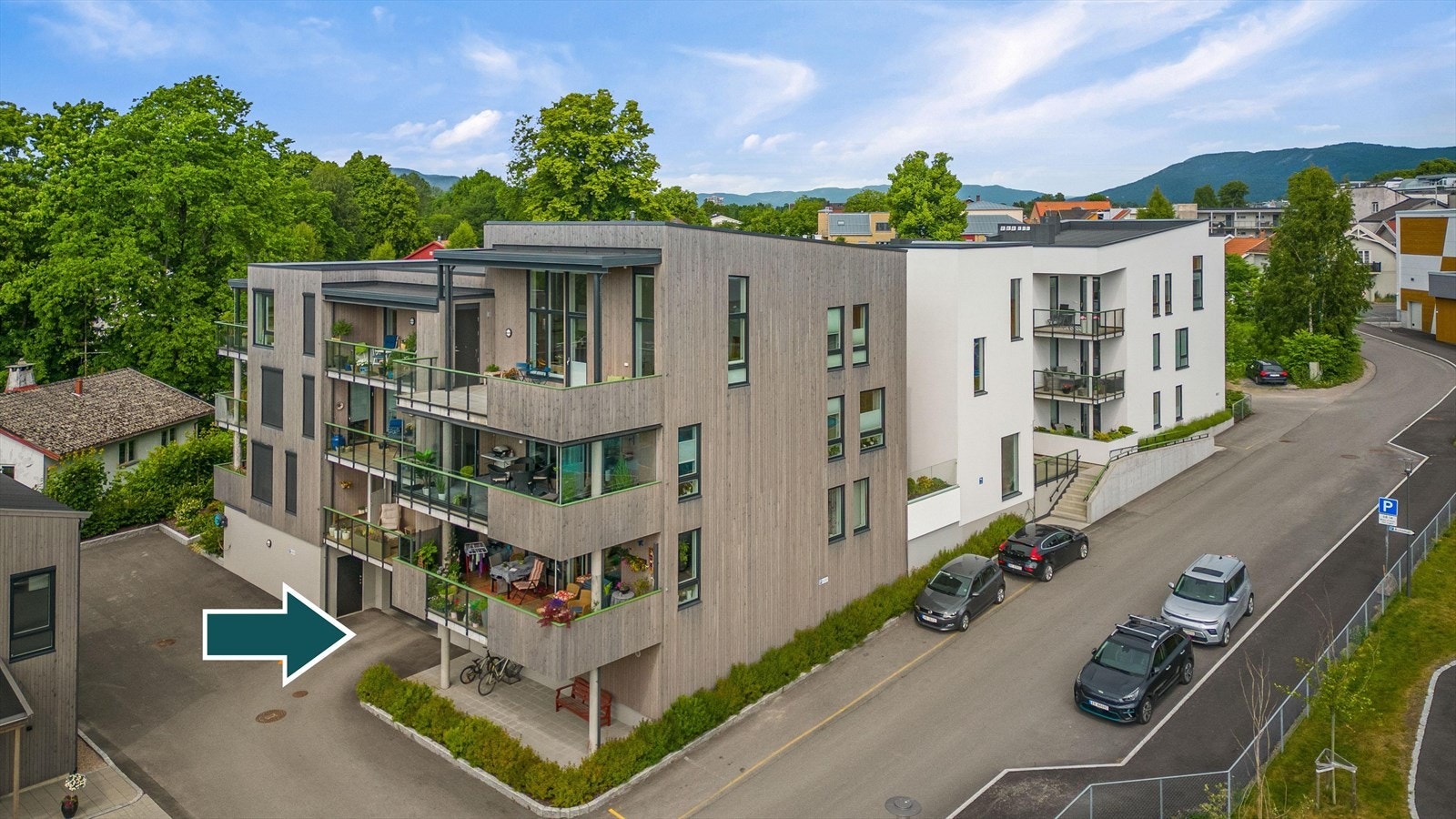 Innkjøring til felles garasjeplass. Galleribilde