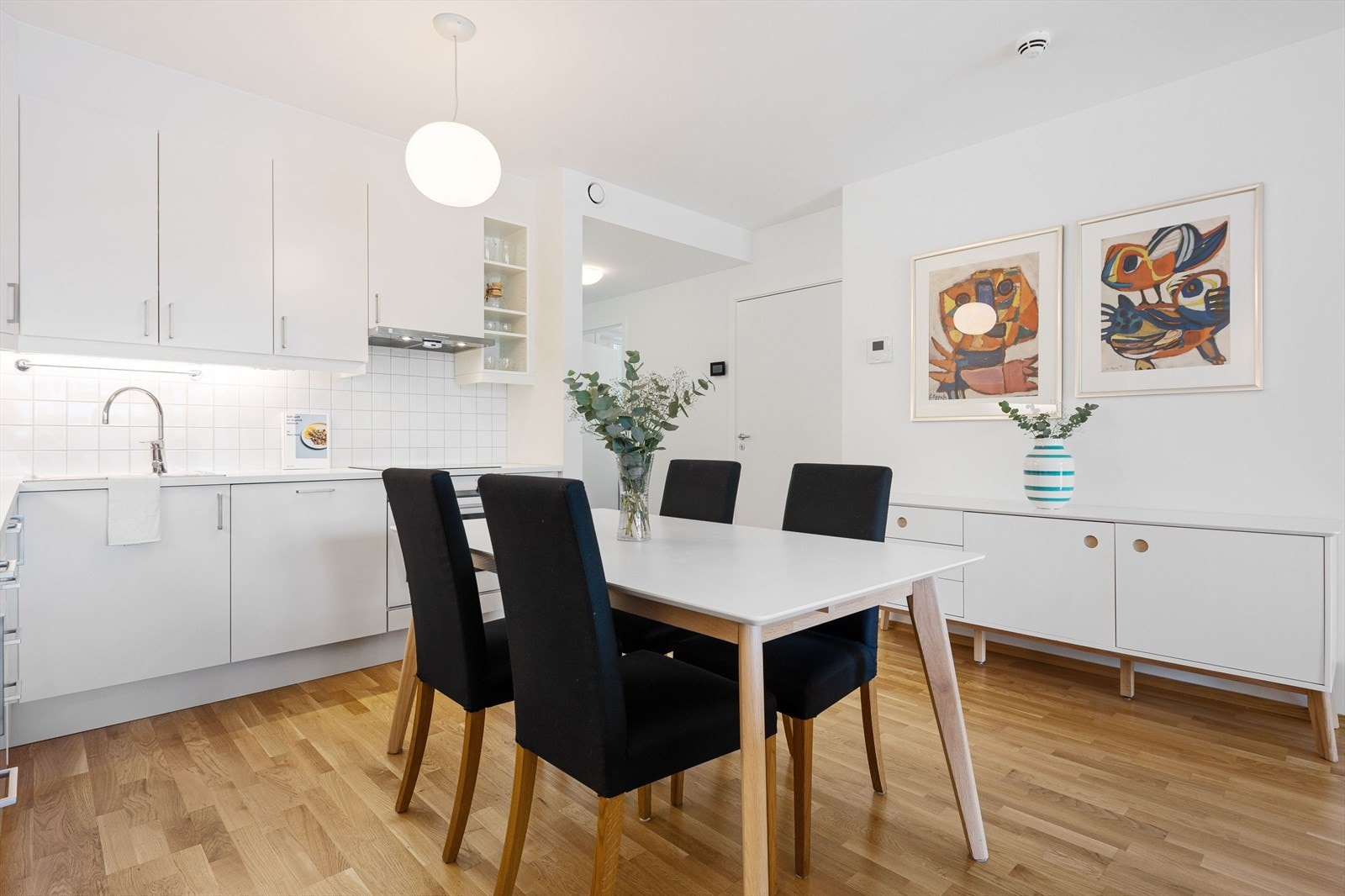 Kjøkkenet har komfyrvakt og vannstoppersystem installert. Galleribilde