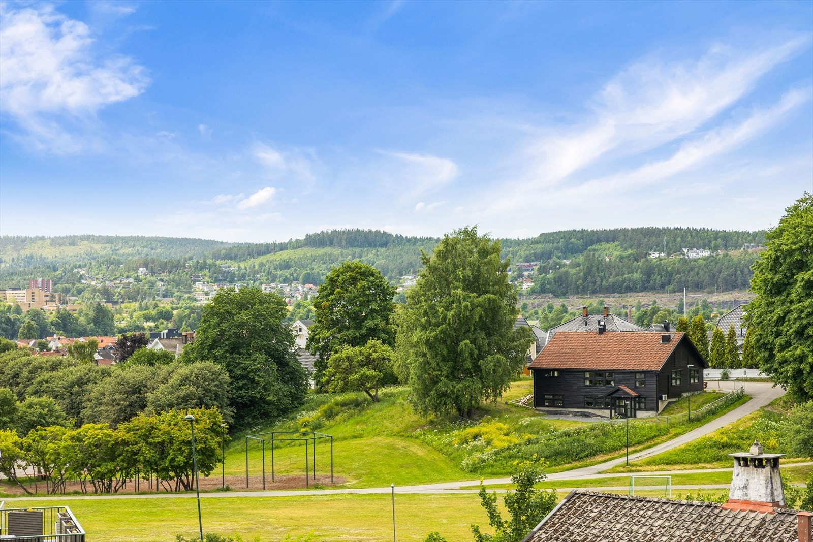 Det er fin utsikt fra leilighetens balkong. Galleribilde