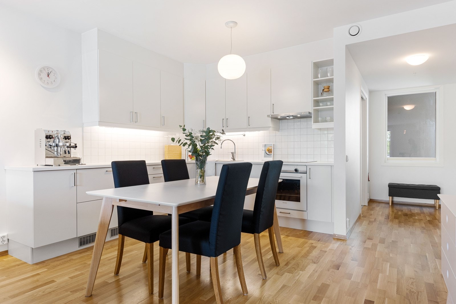 Flott lyst kjøkken med glatte fronter og takhøy innredning. Rikelig med over- og underskap og laminert benkeplate. Det er integrert induksjonstopp, stekeovn, kjøleskuffer og oppvaskmaskin. Galleribilde