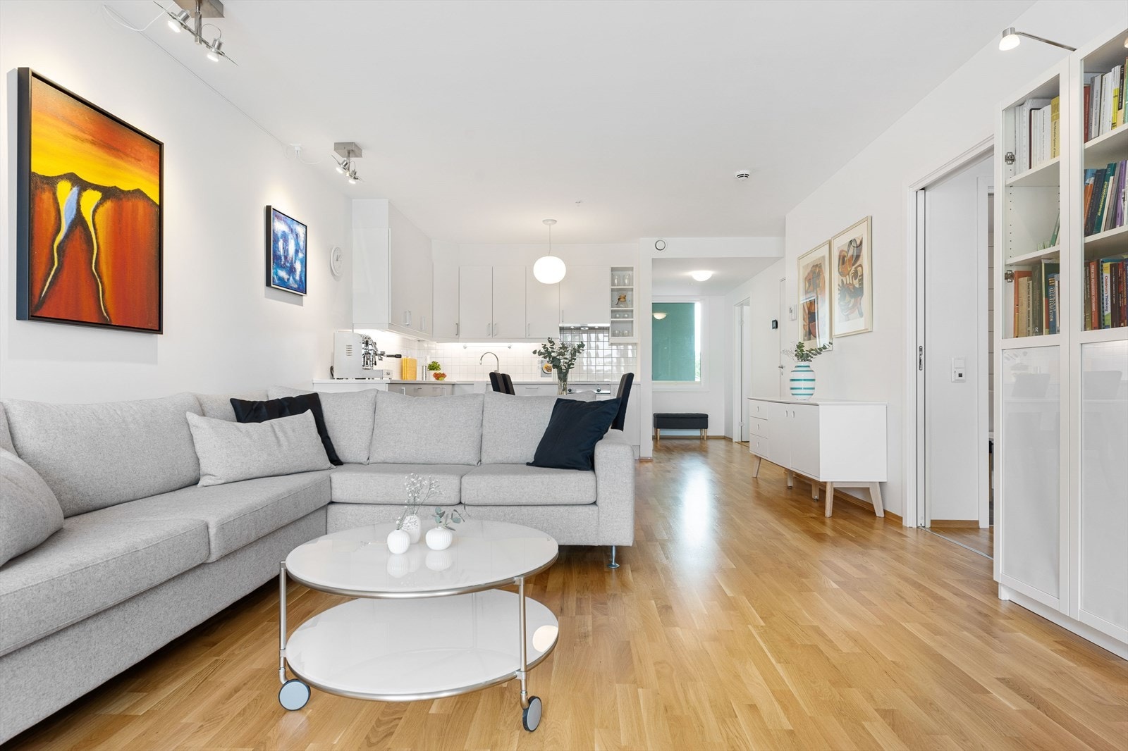 Her er det en åpen stue/kjøkken løsning med god plass til ønsket møblering. Galleribilde