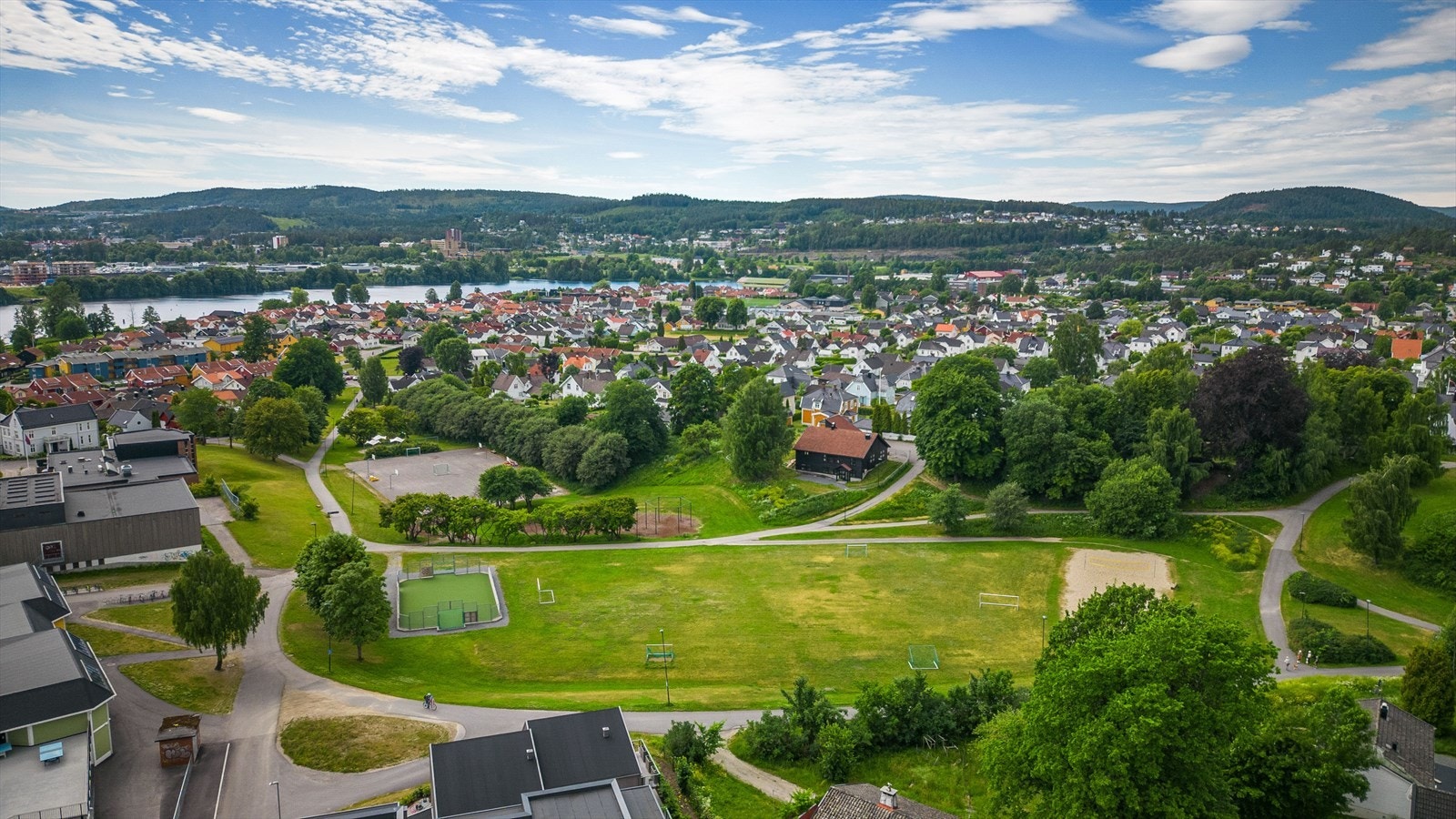 Flott gressplen og volleyballbane i umiddelbar nærhet. Galleribilde