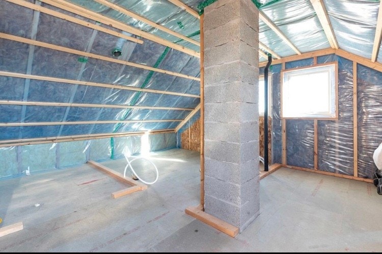 Uinnredt loft, der det på opprinnelige tegninger er tegnet inn loftstue, soverom, bad og bod. Galleribilde