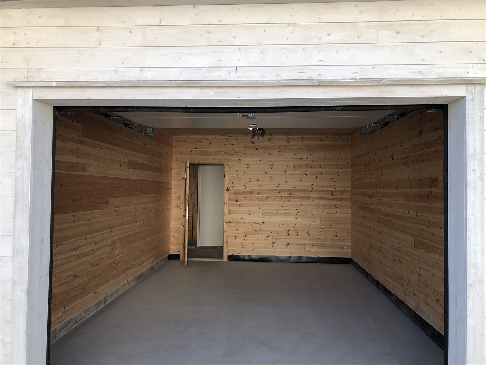 Innerst i garasjen er det en praktisk utebod. Denne har videre dør ut til terrassen på fremsiden. Galleribilde