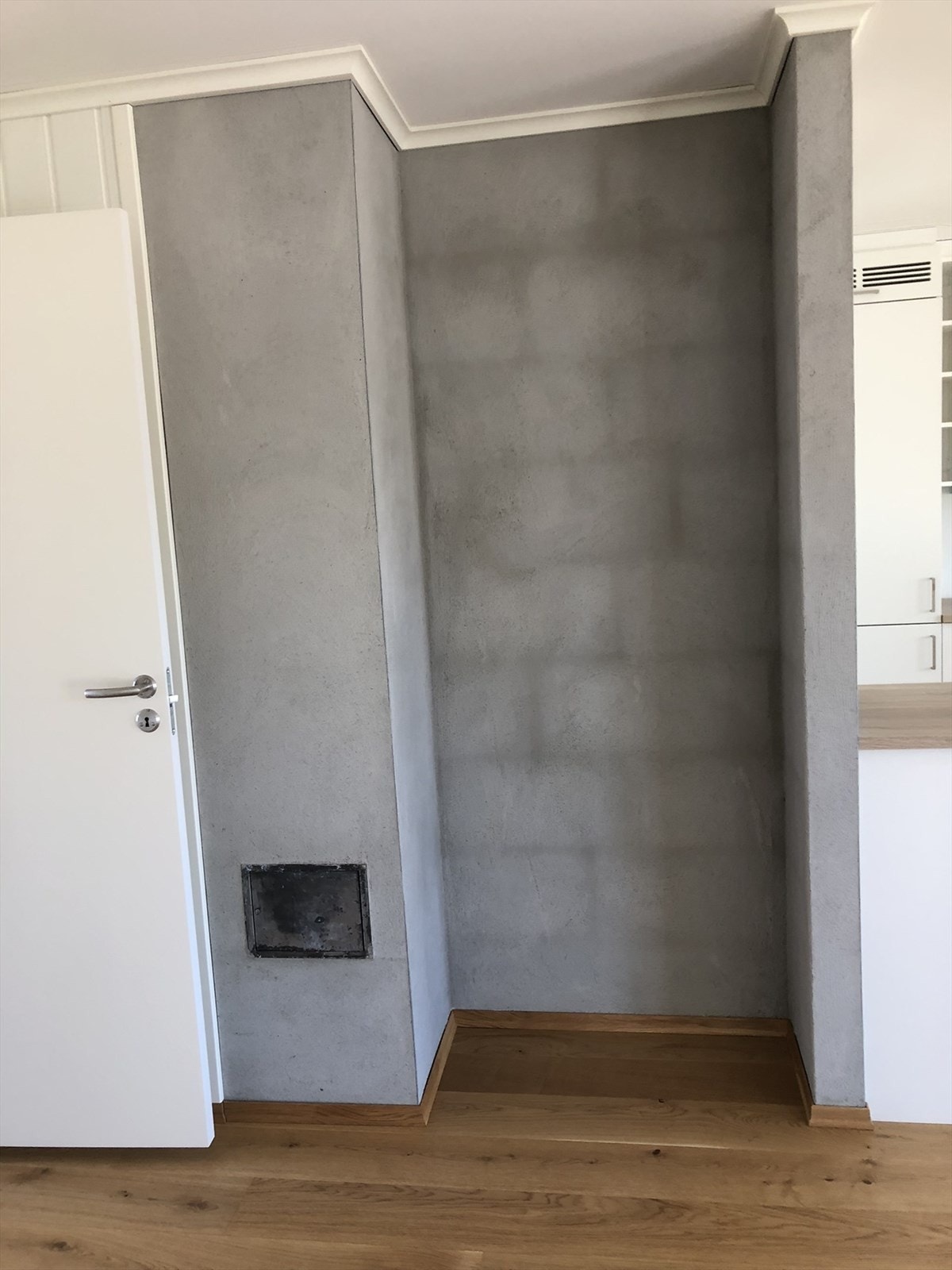 Det er montert ferdig pipe og brannmur, så her kan man installere vedovn om ønskelig. Galleribilde