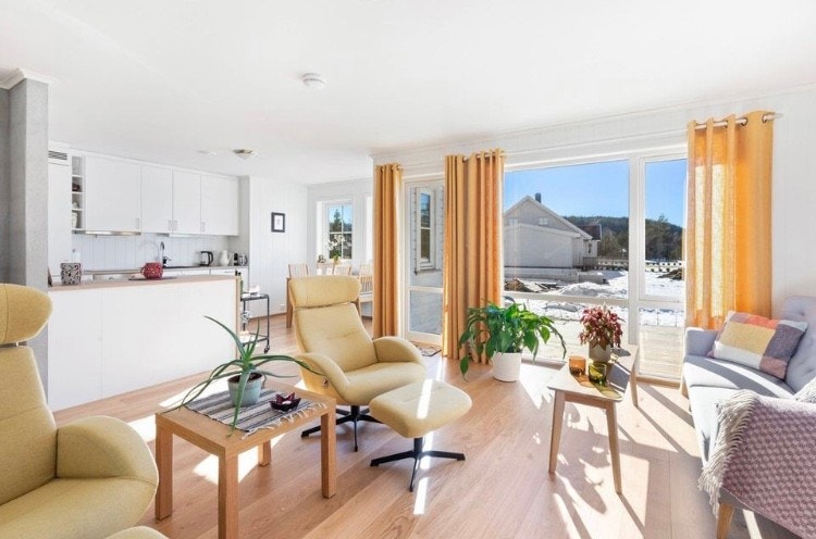 Stue med store vinduer og utgang til terrassen Galleribilde