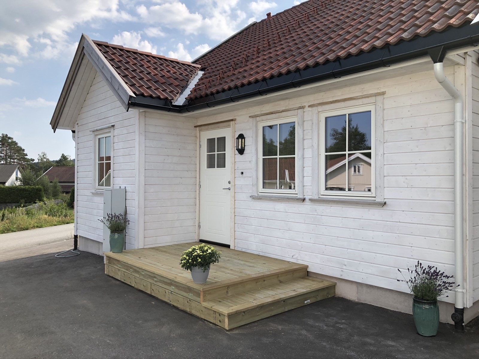 Innbydende inngangsparti, asfaltert gårdsplass/adkomst Galleribilde