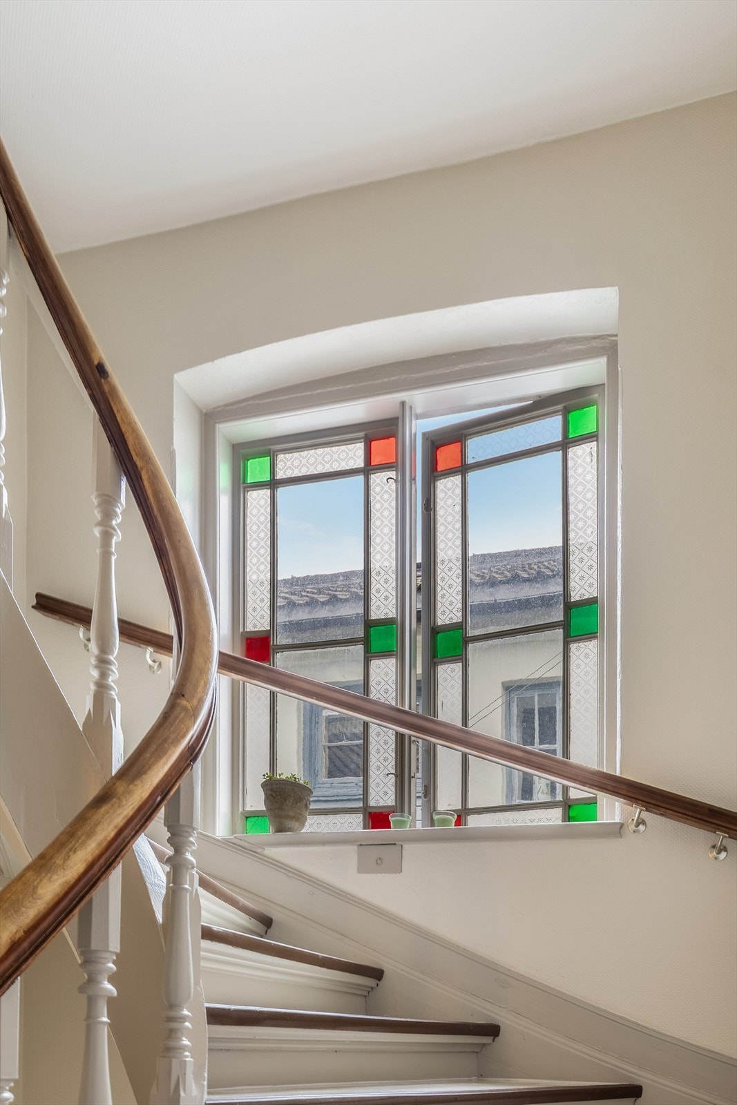 Sjarmerende, eldre trappegang Galleribilde