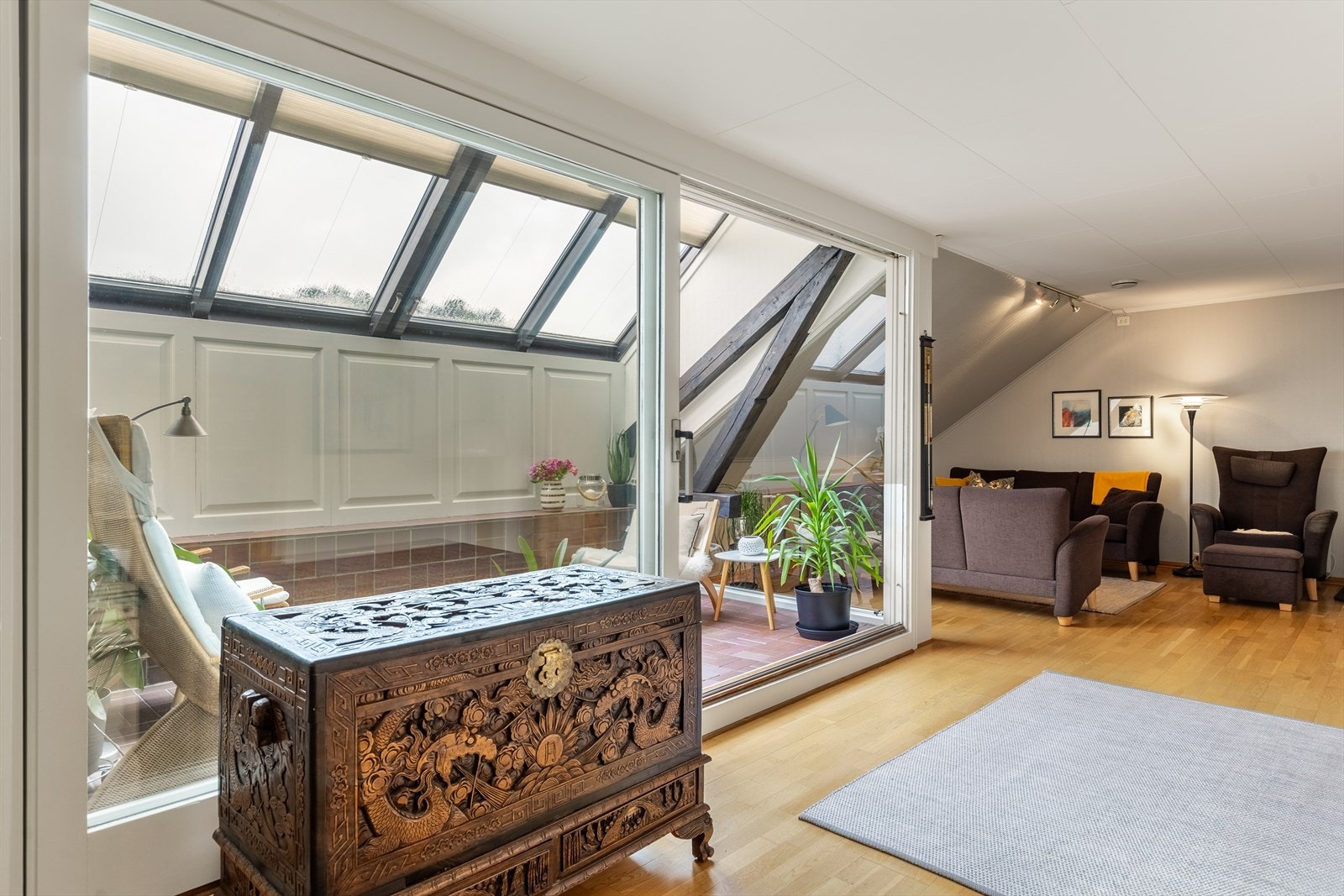 Godt med naturlig lyst fra vinduene i vinterhagen Galleribilde