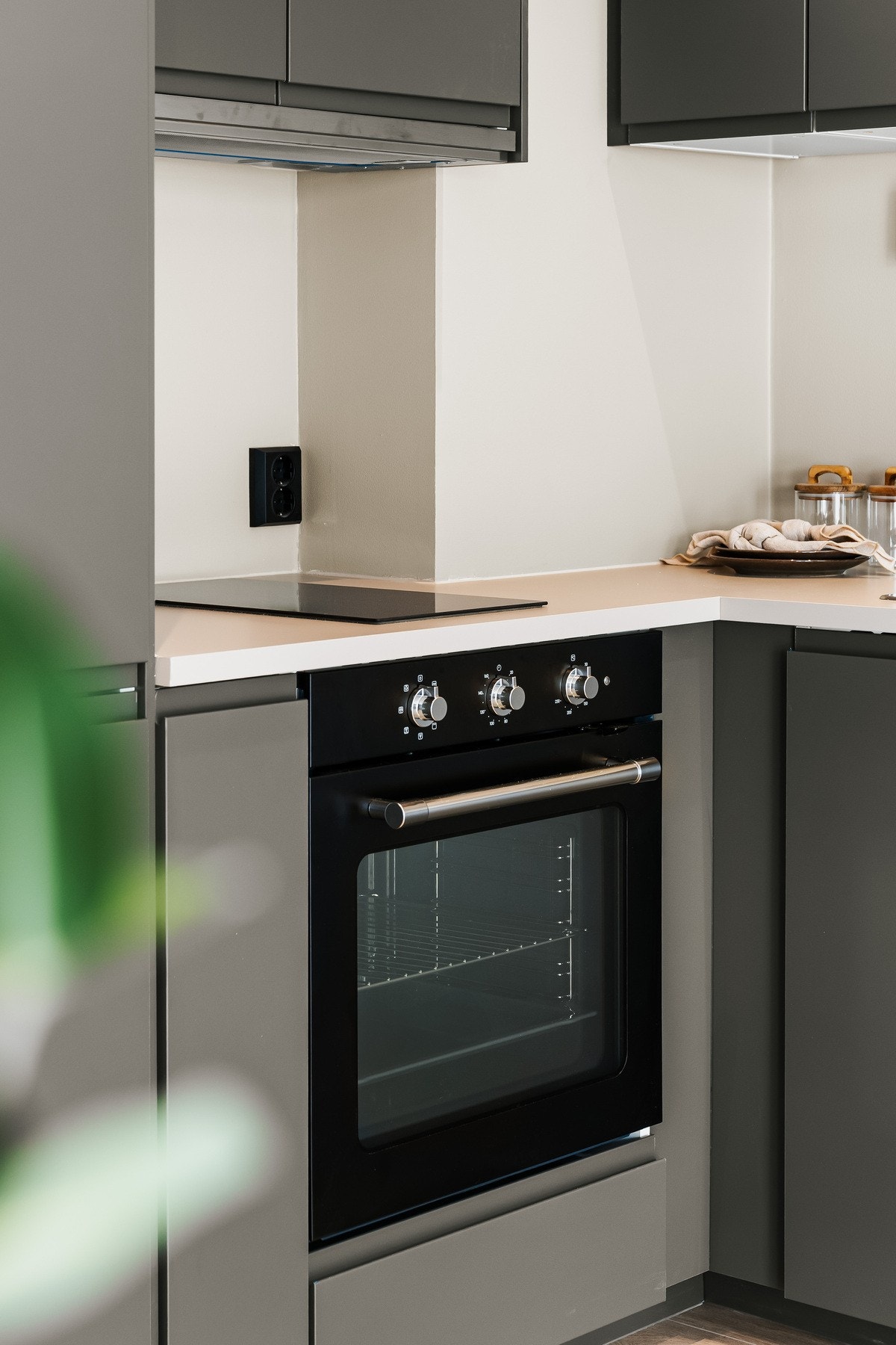 Også her er det påkostede detaljer som sorte stikkontakter som matcher med downlights i taket. Galleribilde