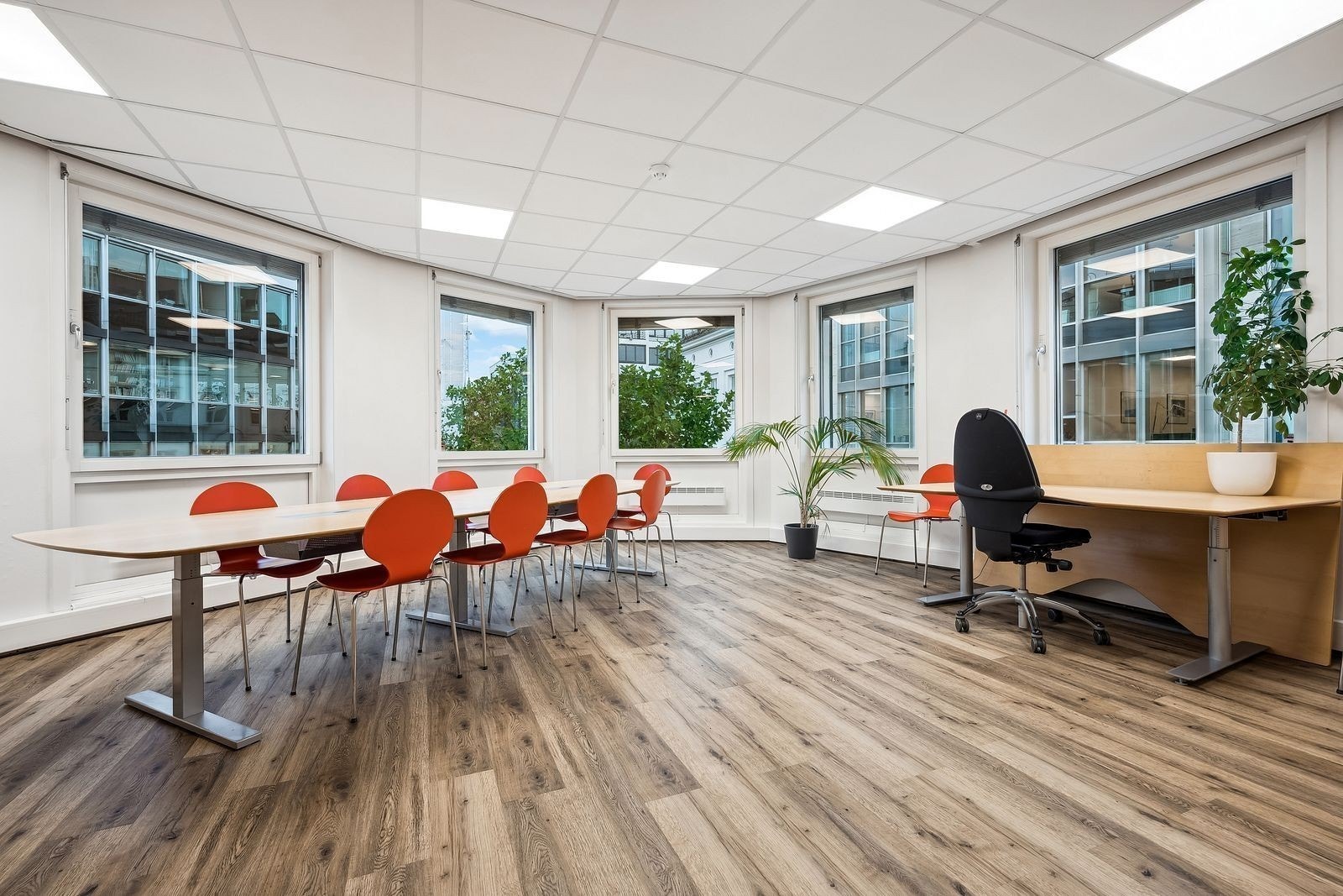 Flott hjørnekontor i byggets bue Galleribilde