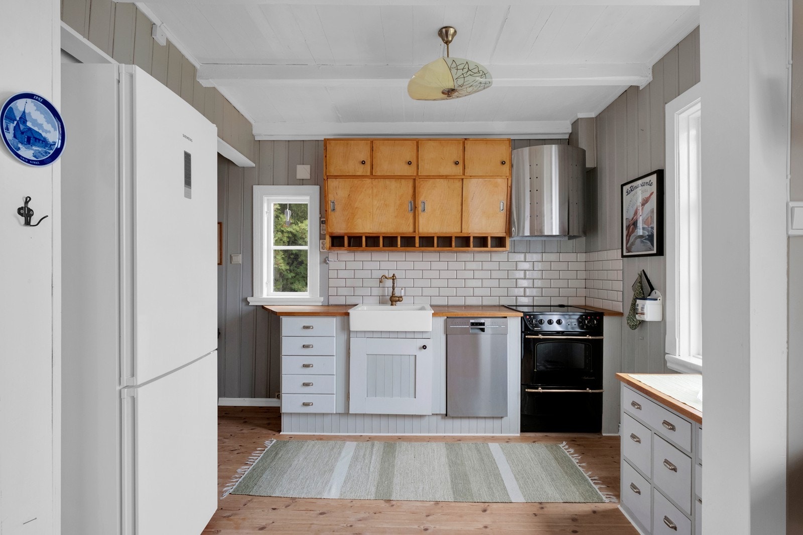 Et kjøkken der klassiske detaljer møter dagens behov i en harmonisk blanding av gammelt og nytt. Galleribilde