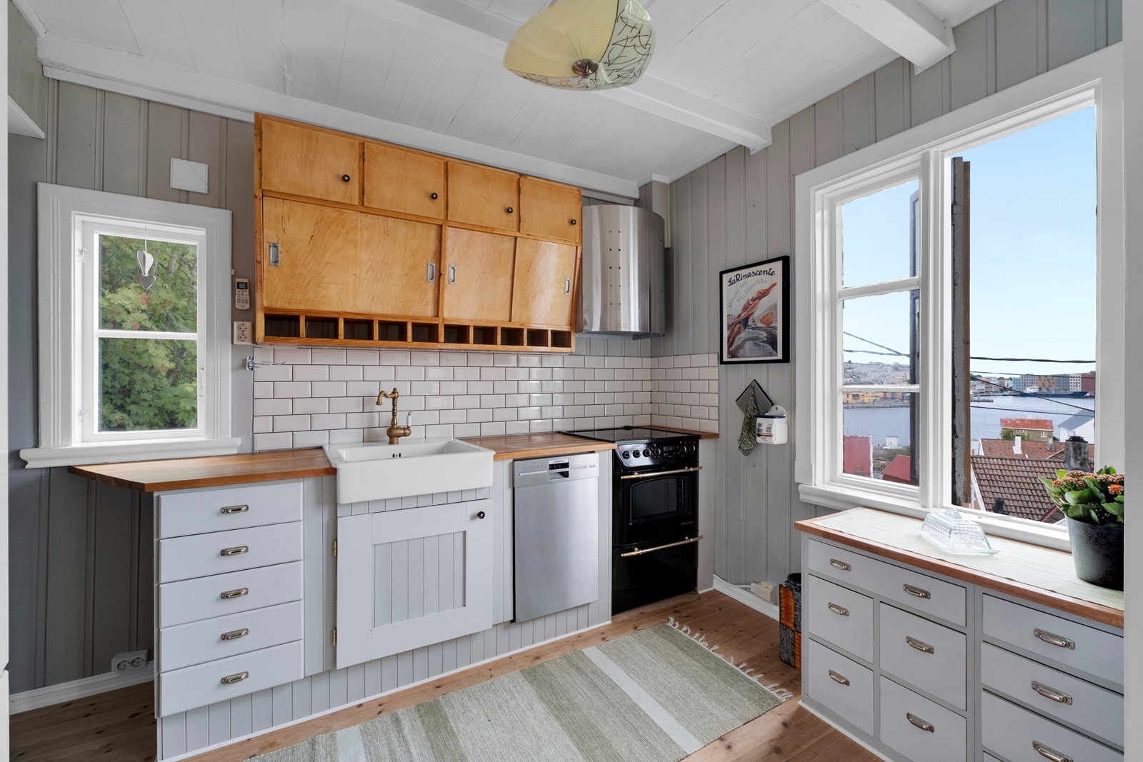 Kjøkkenet kombinerer tidløs sjarm med moderne funksjonalitet. Galleribilde