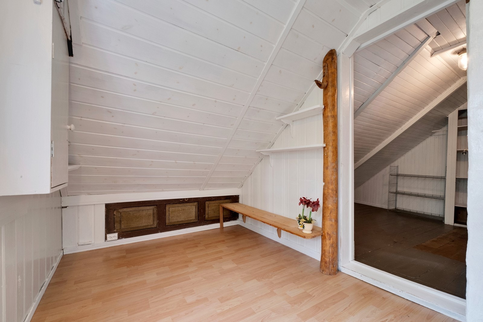 Loftsrom/ kontor med tilgang til bod som kan brukes som walk-in closet. Galleribilde