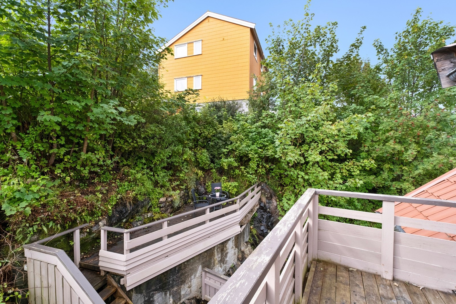 Oversikt over terrasser bygd opp i bakgården, tatt fra loftsbalkongen. Galleribilde