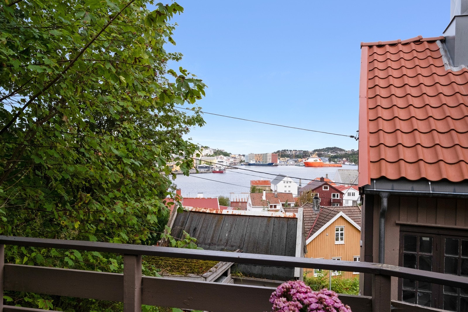 Utsikt fra uteplassen mot havnebassenget og Kristiansund bysentrum. Galleribilde