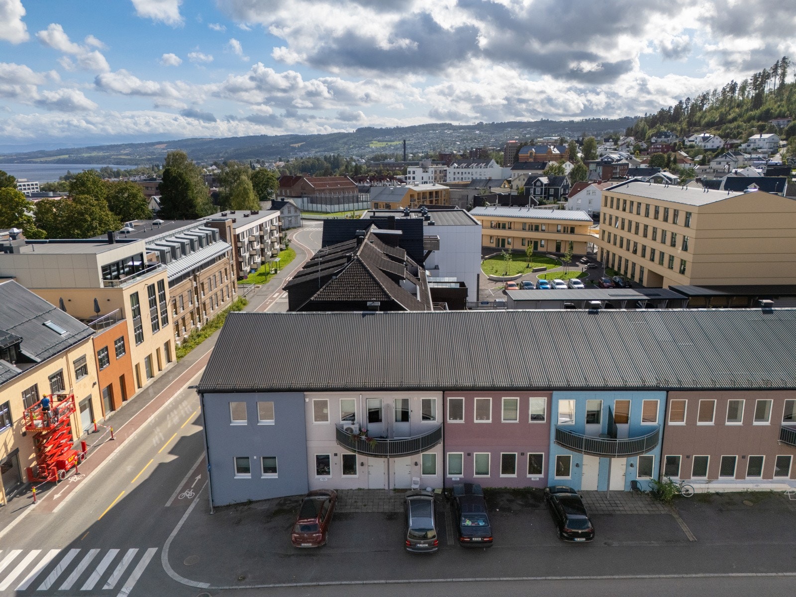 Herfra har du gangavstand til sentrum, dagligvare rett over gaten, kort vei til bla. NTNU, Høgskolen, CC Gjøvik, idrettsanlegg og byens restauranter. Galleribilde